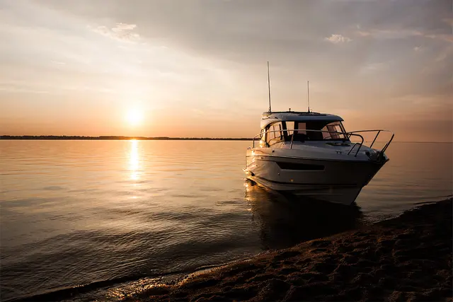 Parker 750 Cabin Cruiser – Bild 9