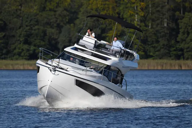Parker Monaco 110 Flybridge – Bild 9