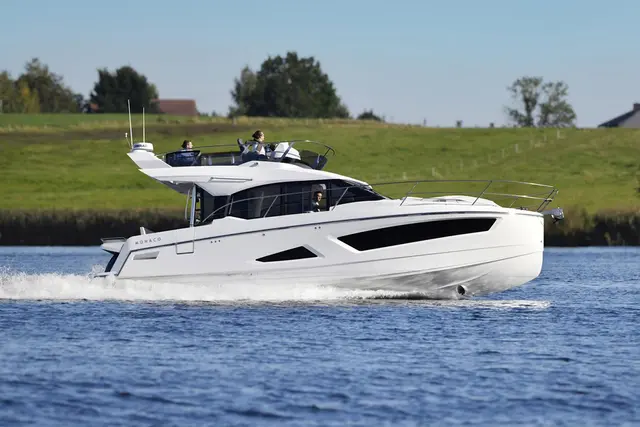 Parker Monaco 110 Flybridge – Bild 1