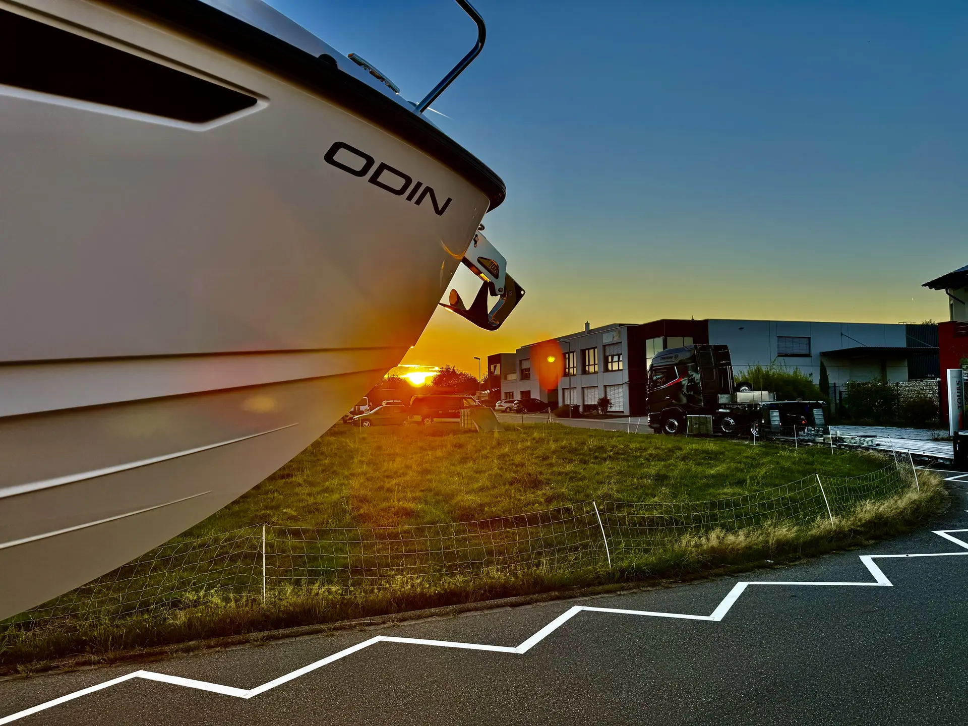 Neues Motorboot im Abendlicht