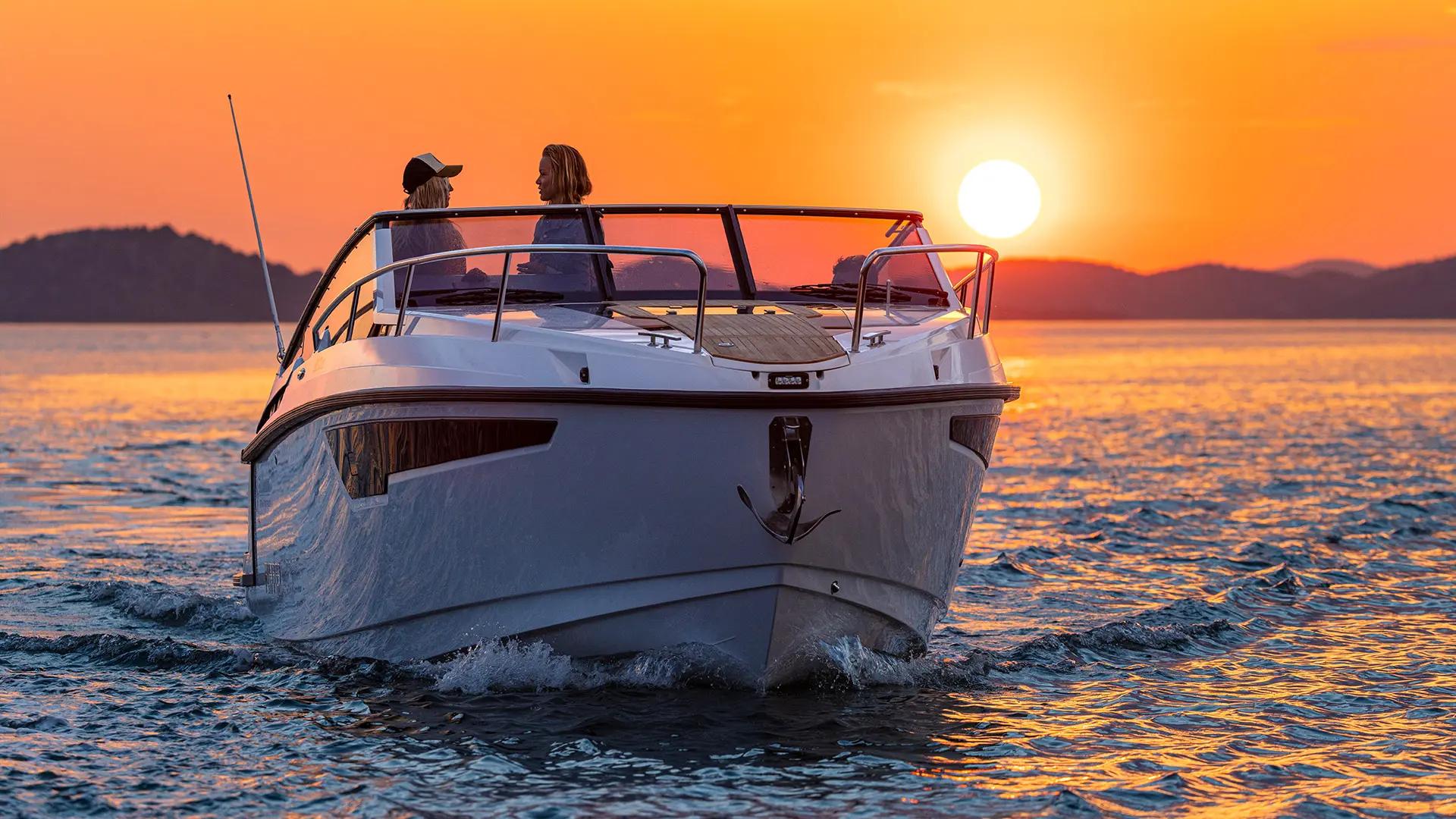 Kajütboot bei Sonnenuntergang auf dem Wasser