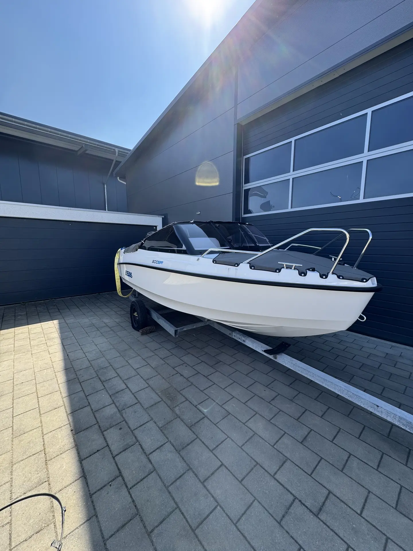Motorboot auf Trailer vor unserer Halle