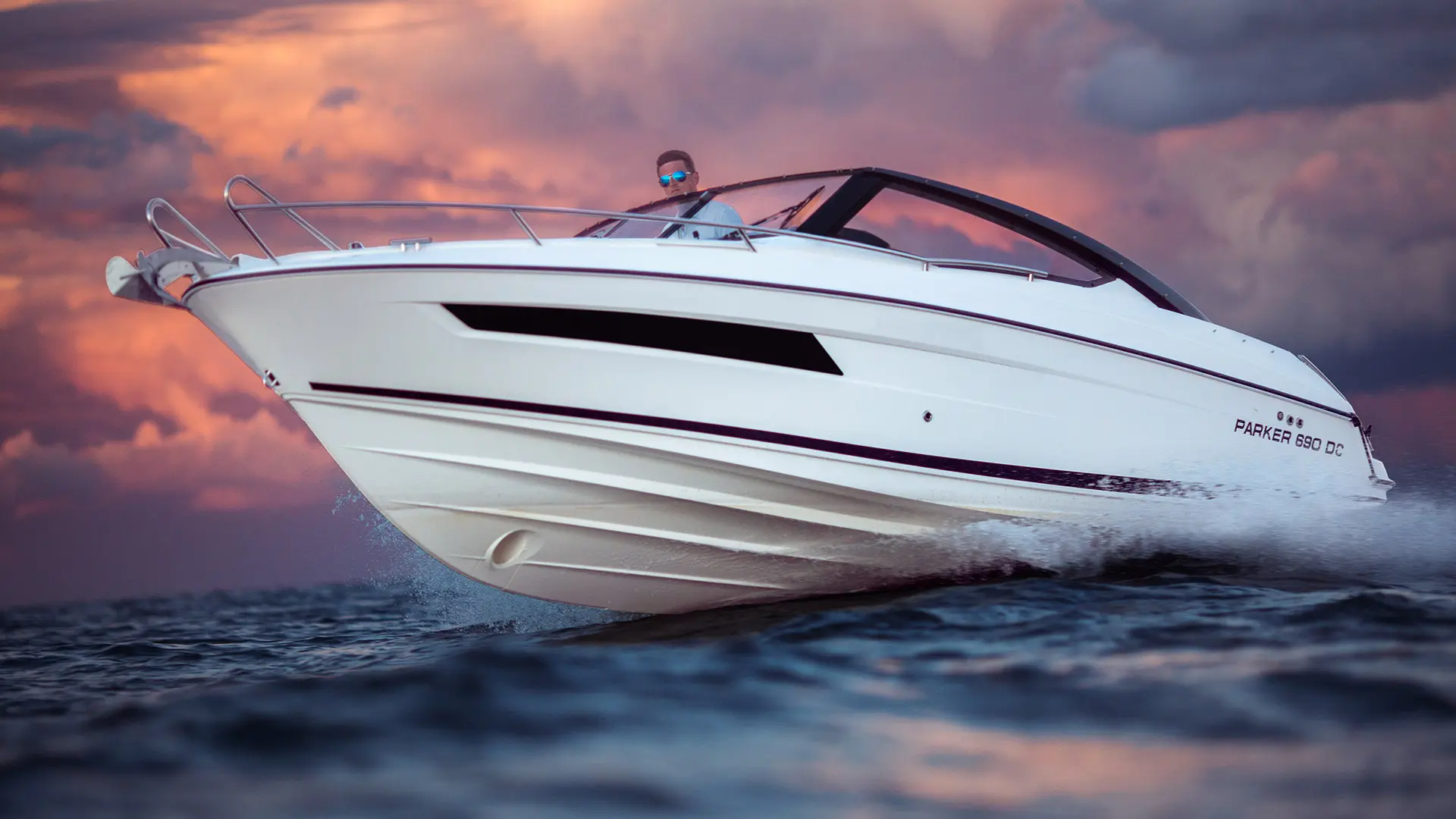 Motoryacht in voller Fahrt