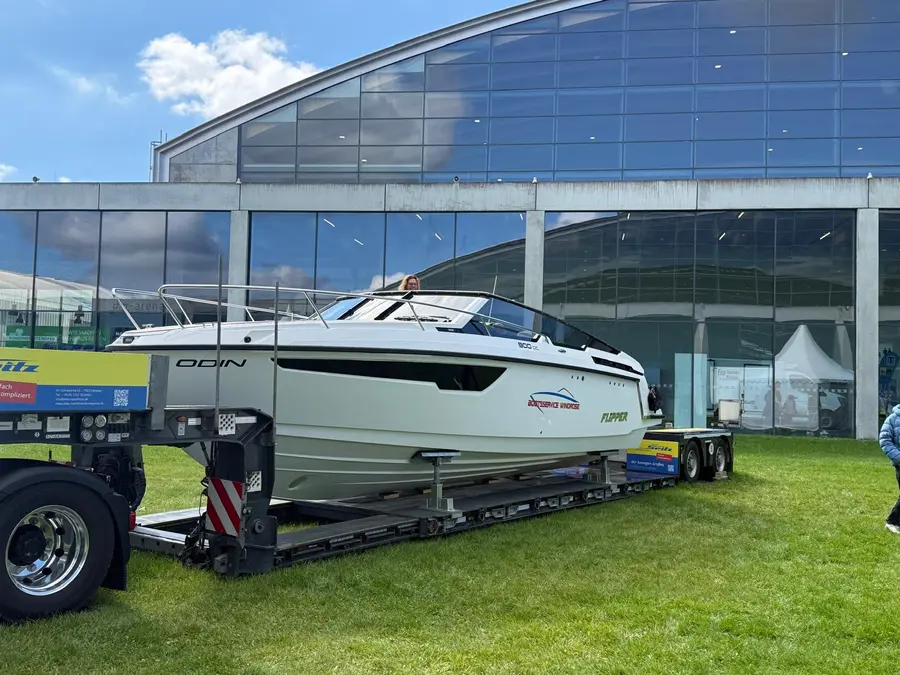 Neues Motorboot auf der Messe