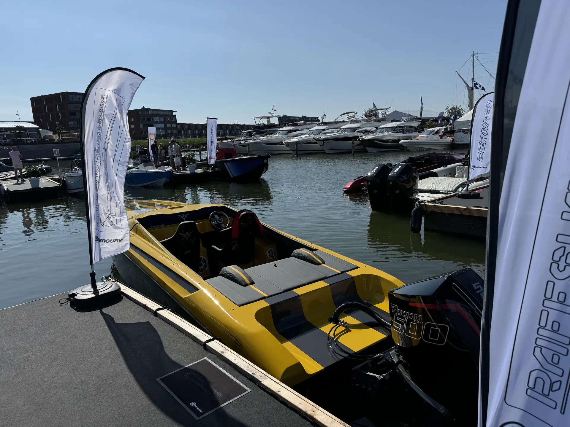 Sportboot mit Mercury-Motor am Steg