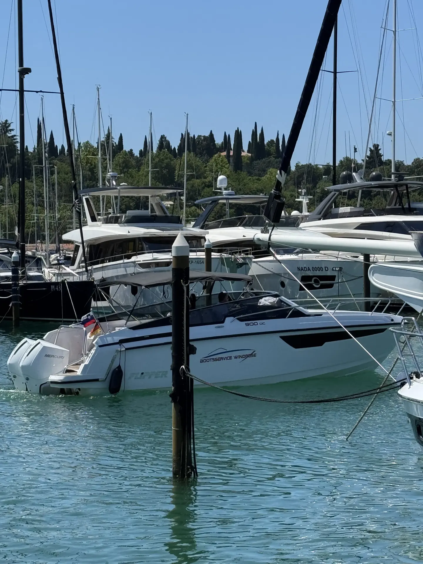 Motoryachten im Yachthafen – Besichtigung vor dem Bootskauf