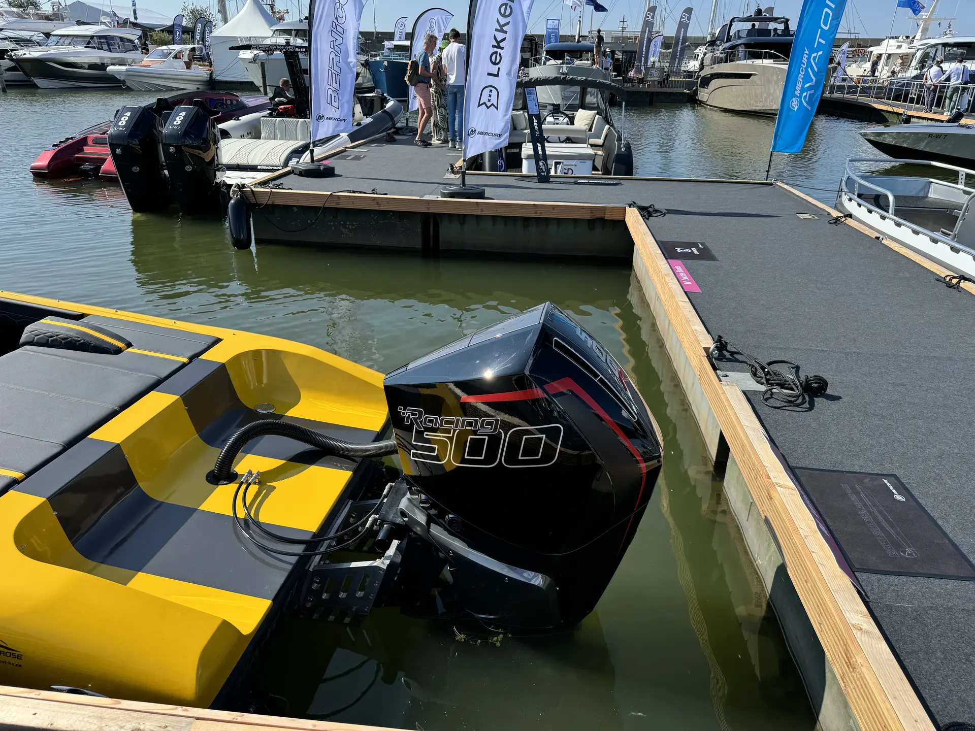 Sportboot mit Mercury V8 Außenborder