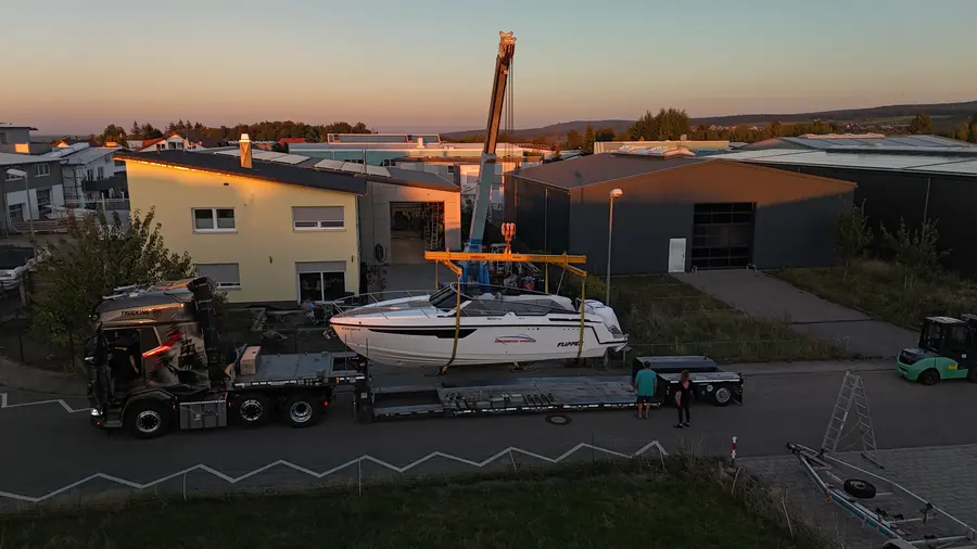 Boot wird mit dem Kran verladen