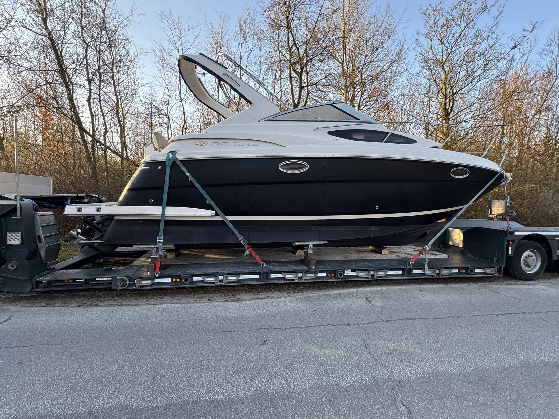 Kajütboot auf dem Tieflader