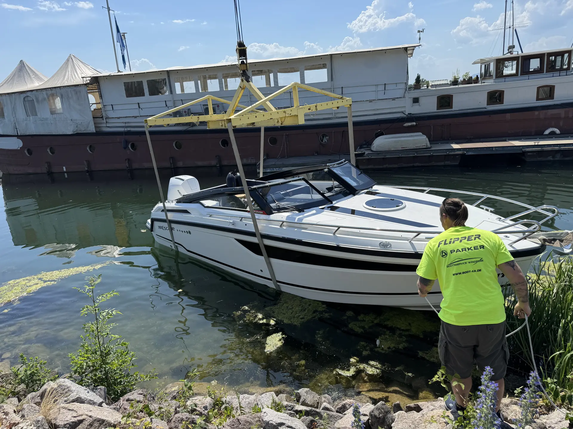 Mitarbeiter beim Einwassern eines Motorboots
