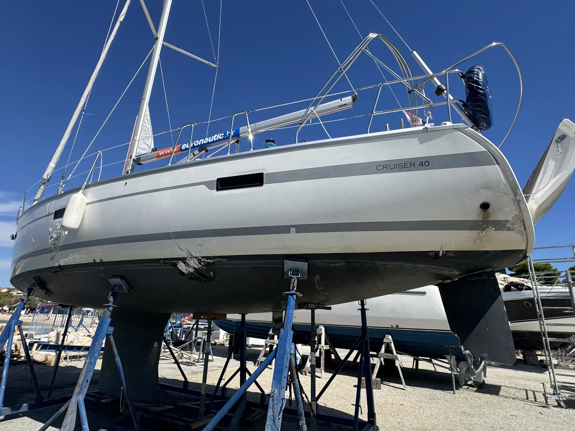 Aufgebockte Segelyacht – Begutachtung von Rumpf und Unterwasserschiff